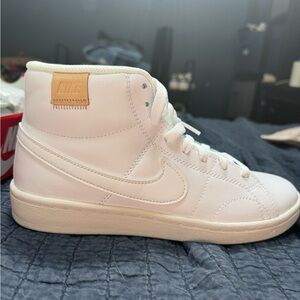 WMNS NIKE COURT ROYALE 2 MID